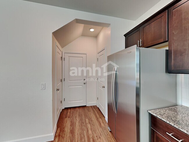 Building Photo - 703 W Bosal Dr