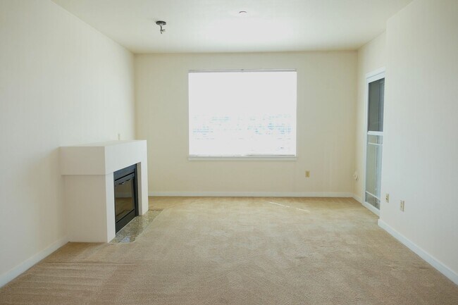 Foto del edificio - Light and Bright Top Floor 1 Bedroom + Den...