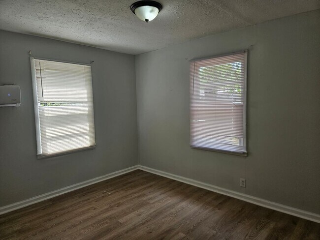 Foto del edificio - For Rent – 3 Bedroom / 1 Bathroom Home