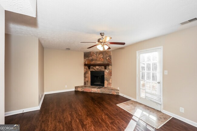 Building Photo - 284 Independence Dr