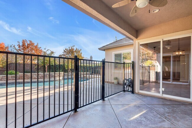 Building Photo - Gorgeous Single Story Home with a Sparklin...