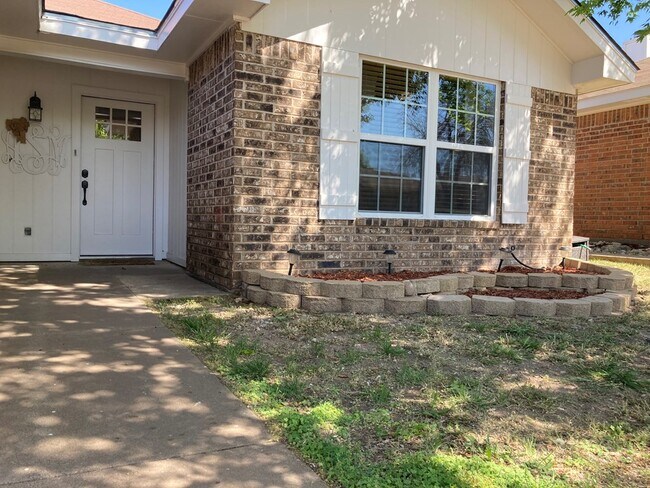 Building Photo - 1412 Gregory Dr
