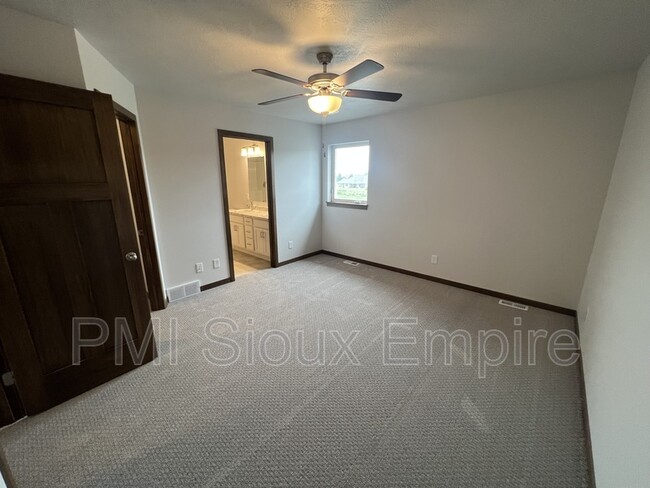 Building Photo - 5510 E Lebridge St