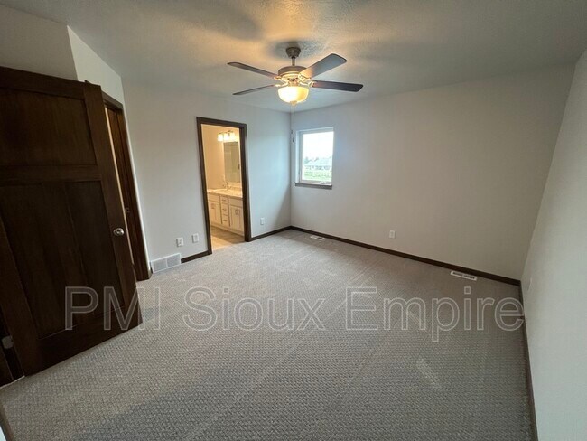 Foto del edificio - 5510 E Lebridge St