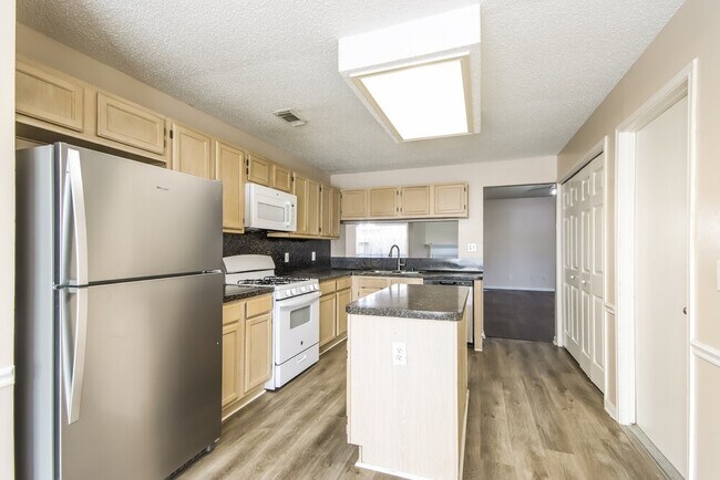 Building Photo - 7131 Maple Walk Dr