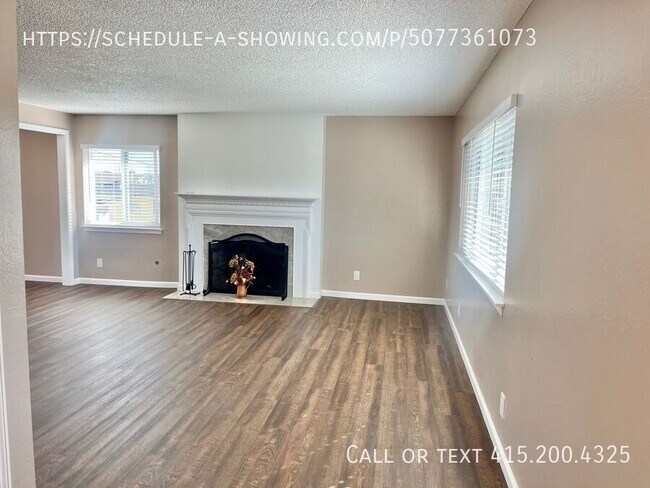 Building Photo - Beautifully Renovated 3 Bedroom Apartment ...