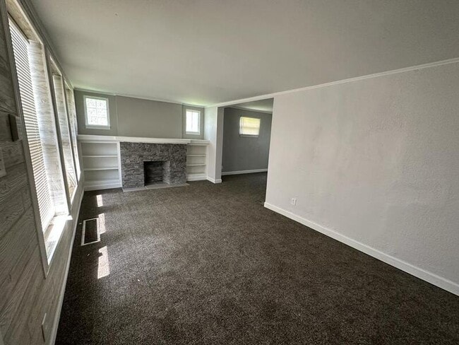 Building Photo - 4884 Buckingham