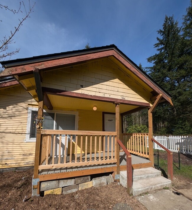 Building Photo - Charming 2 Bed Rental w Bonus Space & Loft! Available Now!