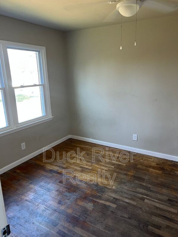 Building Photo - 610 E 8th St