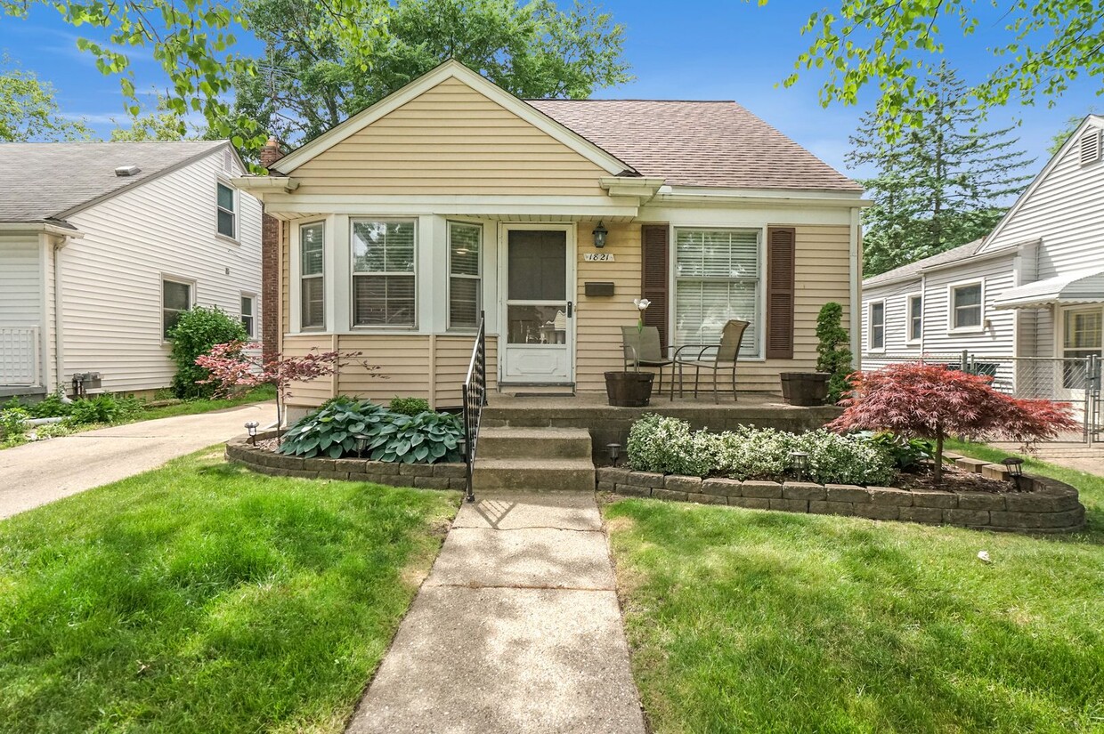 Primary Photo - Charming 3-Bedroom Home with Finished Base...