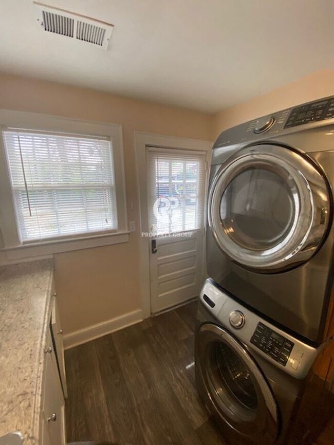 Building Photo - 2 bed 1 bath Brick Duplex in Historic Earl...