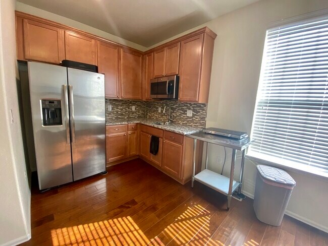 Building Photo - Beautiful Apartment in Thornton
