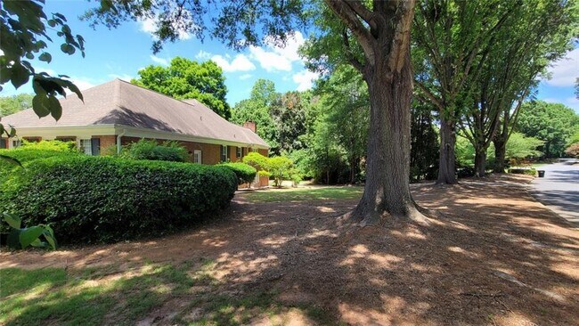 Foto del edificio - 5005 Johns Creek Ct