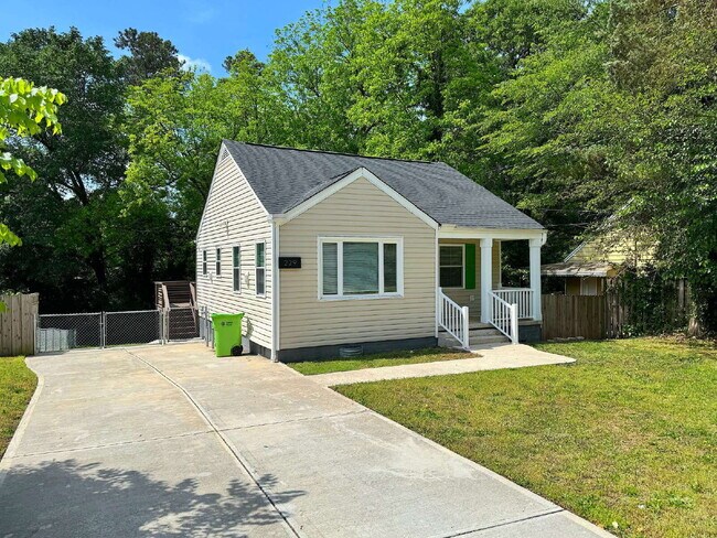 Foto del edificio - Stylish Updated Home Just Minutes from Downtown Raleigh!