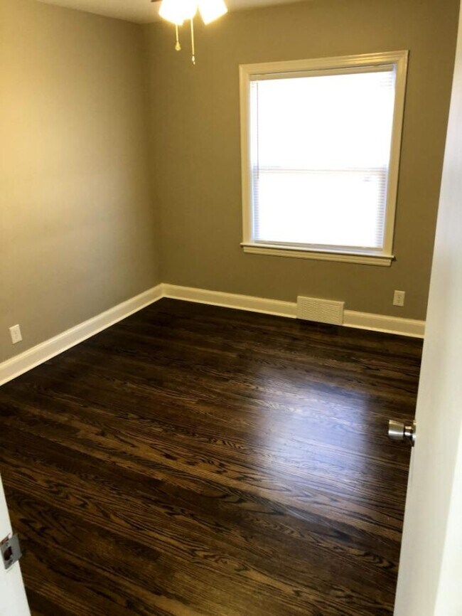 Building Photo - 5 bedroom in Louisville KY 40220