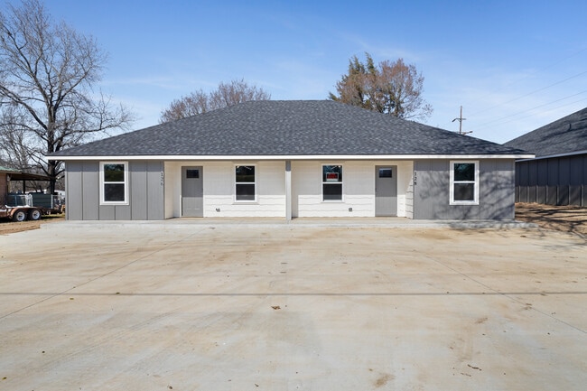 Building Photo - 126 E Pine St