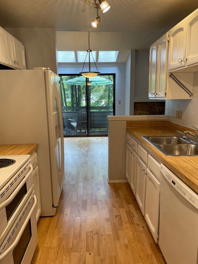 Building Photo - Spacious 2bd Condo in Lake Forest Park