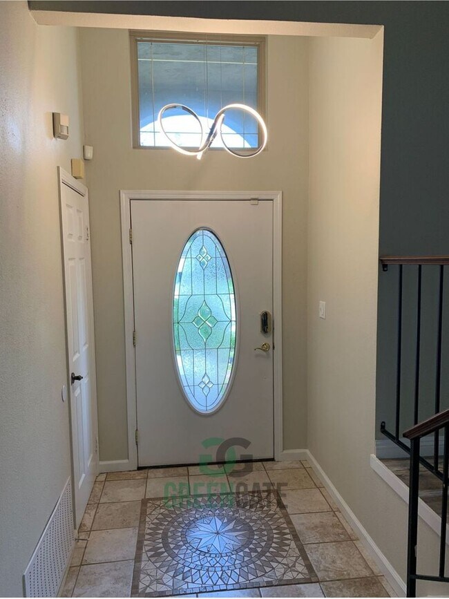 Building Photo - WELCOME HOME! 5 Bedroom, 3 FULL BATHS 2 ST...