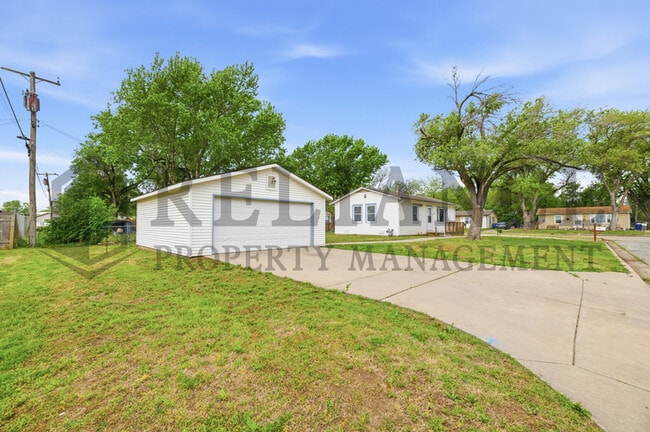 Building Photo - 1903 S Custer Ave