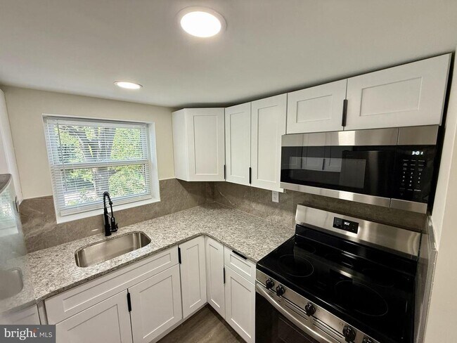 Building Photo - 8030 Ditman St