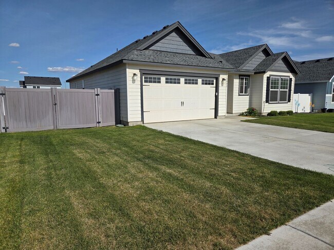 Building Photo - Newer 3-Bed, 2-Bath home in Quincy, WA!