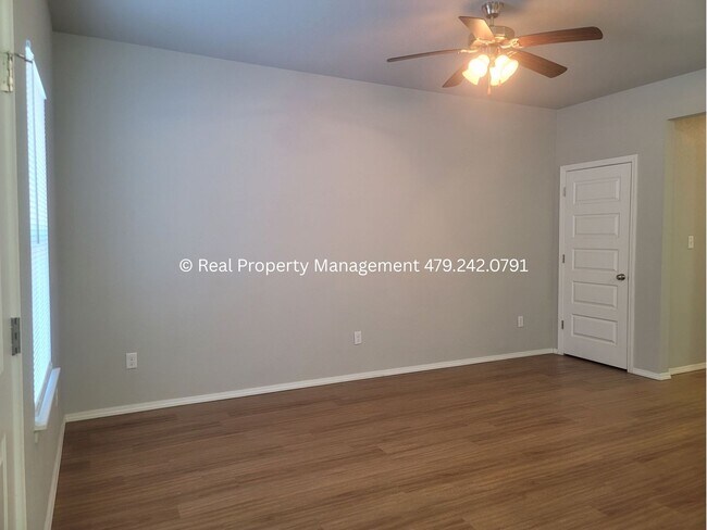 Foto del edificio - 2108 Ingalls Ln