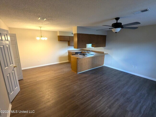 Foto del edificio - 8061 Martha Ann Ln