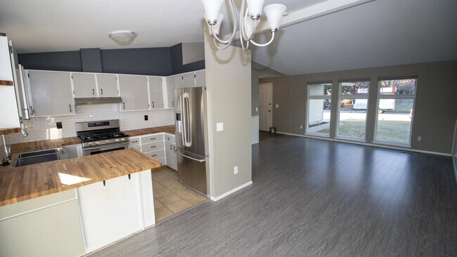 Building Photo - 1073 E Ironside Dr
