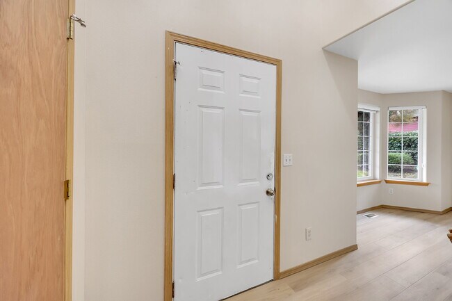 Foto del edificio - 5 Bedrooms ( one brm is on main floor) and 4 bathrooms (2 are on main floor), Fenced Back Yard