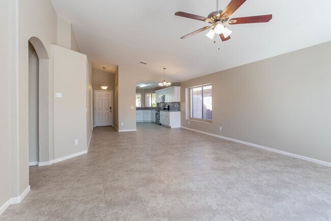 Foto del edificio - 883 E Lovegrass Dr