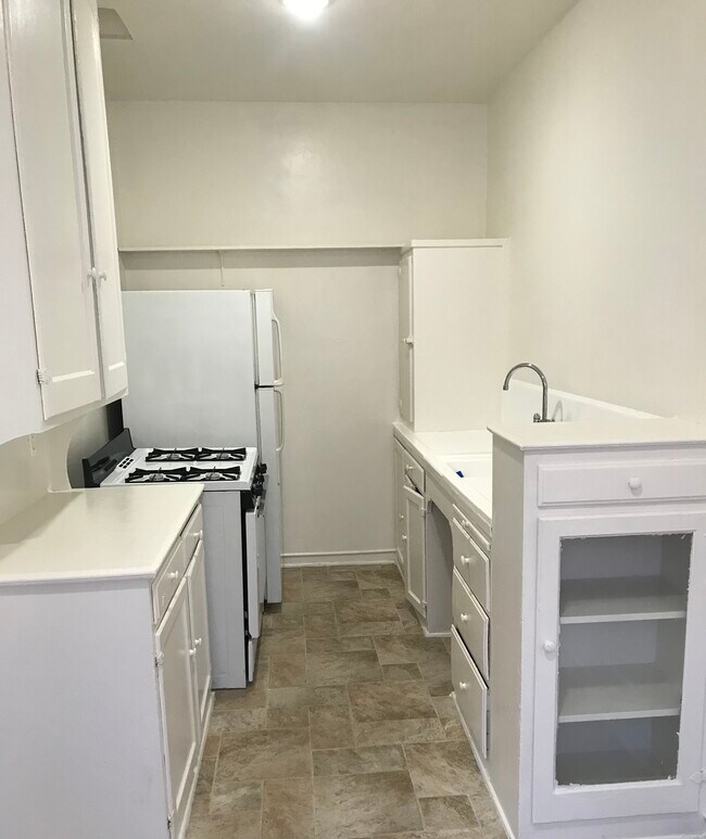 COCINA COMPLETA - 4156 Rosewood Ave