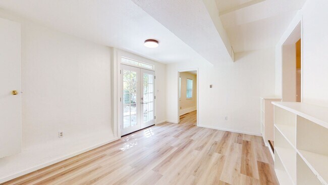 Foto del edificio - Fantastically Located Garden Apartment