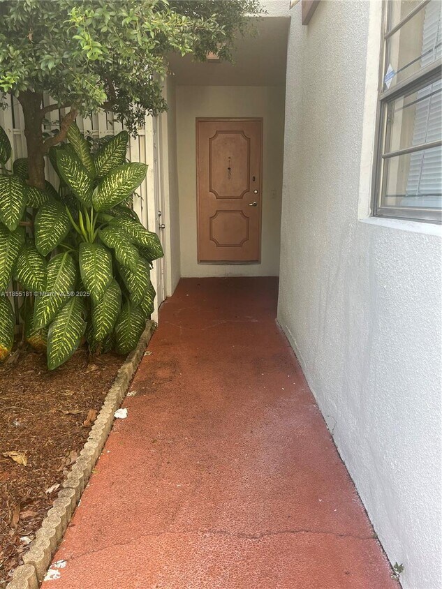 Foto principal - 6548 Racquet Club Dr