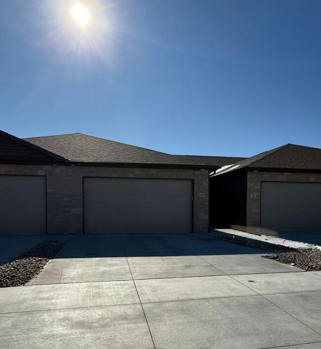 Building Photo - Walkout ranch townhome with 2 stall garage. Spacious 2 bedrooms with walk in closets, 2.5 bathroo...