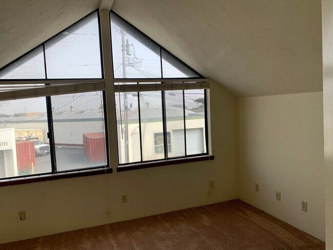 Building Photo - 426 Palm Ave