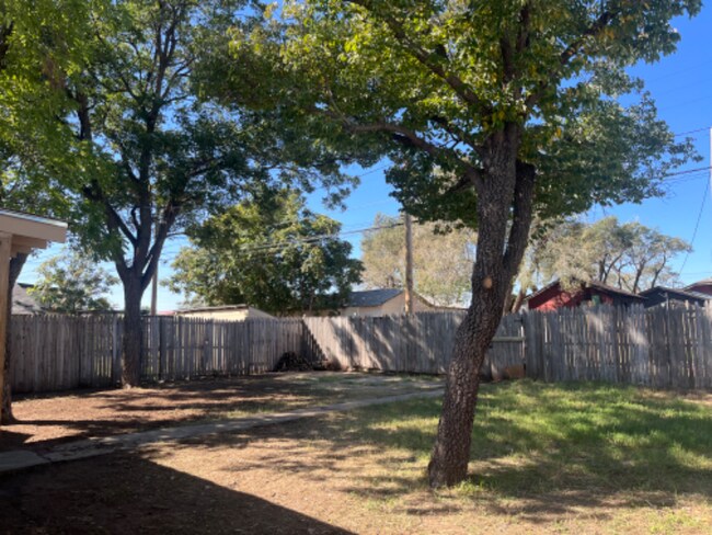 Building Photo - 208 McMasters