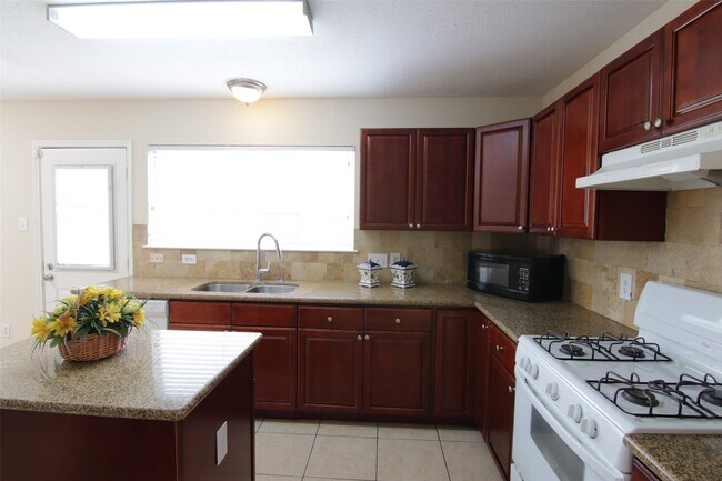 Foto del edificio - 16938 Watering Oaks Ln