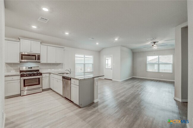 Building Photo - 1945 Redstart