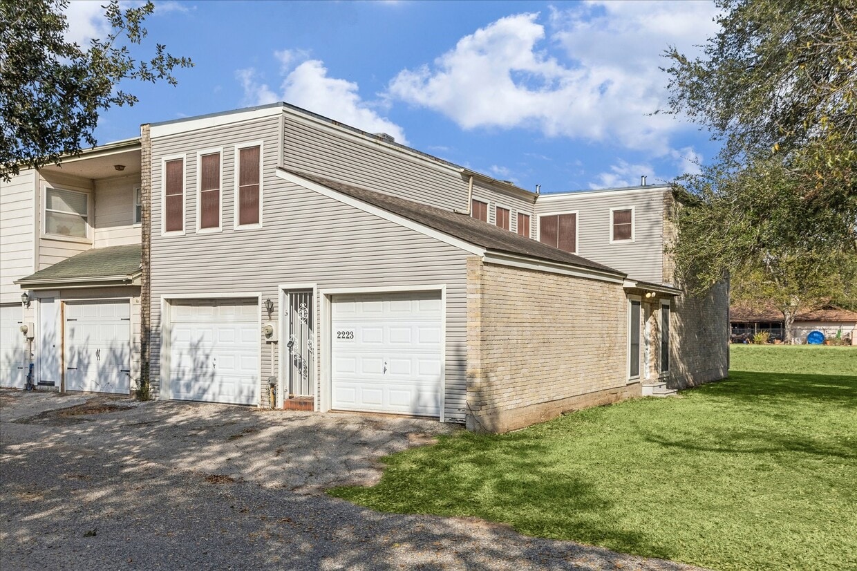 Foto del edificio - 2223 Par Ln
