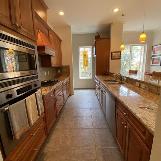 Building Photo - 31 Ridgetop Cir