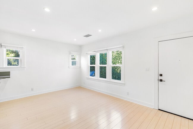 Building Photo - 1137 N Hudson Ave