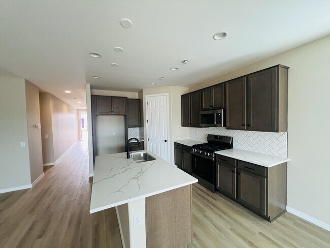 Building Photo - 946 W Macaw Dr