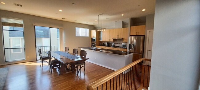 Building Photo - ONE MONTH FREE RENT!  Beautiful & Pet Frie...