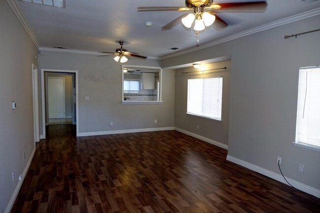 Building Photo - House: 3 Bedroom / 2 Bathroom (North Oak P...