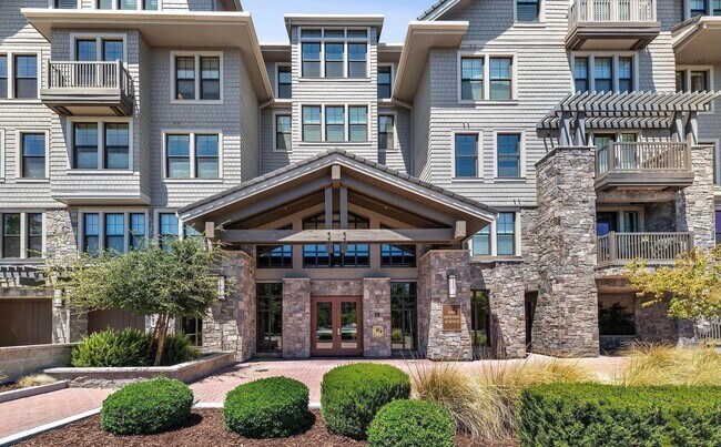 Gorgeous Top Floor Condo Located in Downto... - Gorgeous Top Floor Condo Located in Downto...
