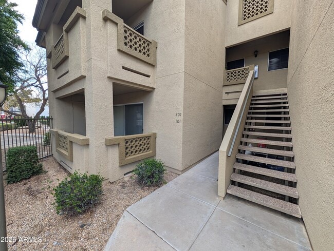 Building Photo - 1880 E Morten Ave