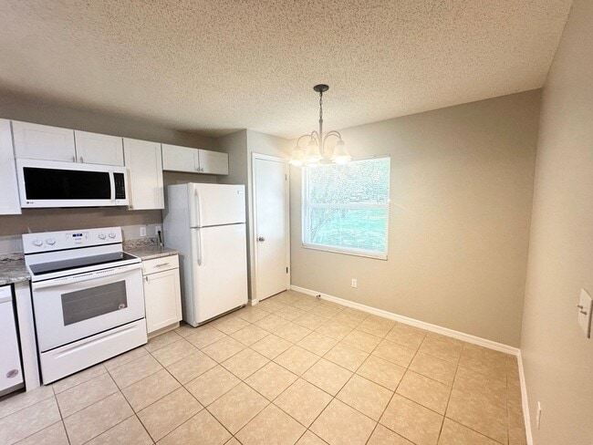 Building Photo - Charming 2-Bedroom Townhome with Bonus Roo...