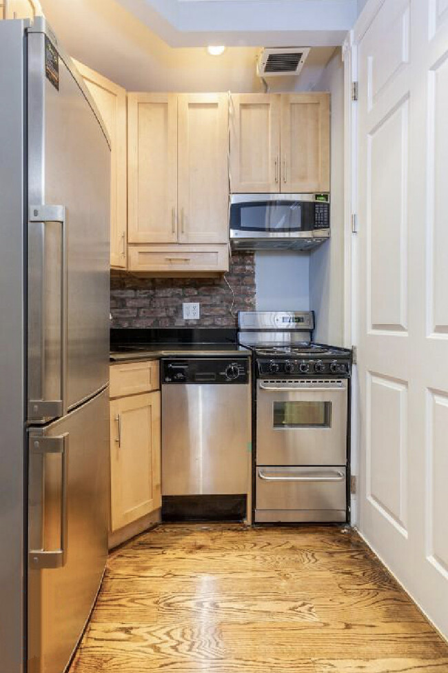 Foto del edificio - 326 E 35th St