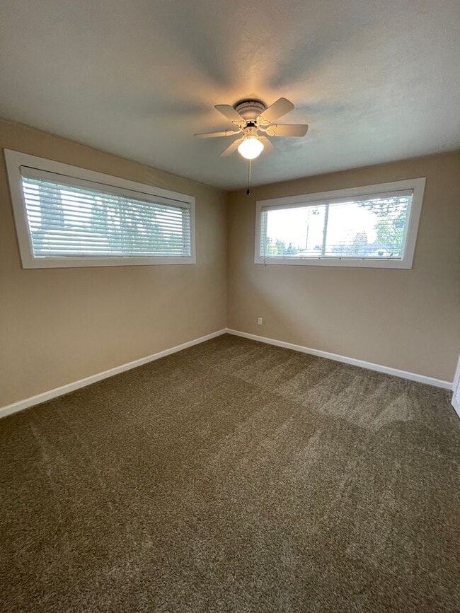 Building Photo - Cozy 2BD Duplex with carport!