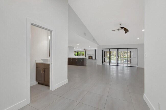 Building Photo - 355 Woodlake Ln